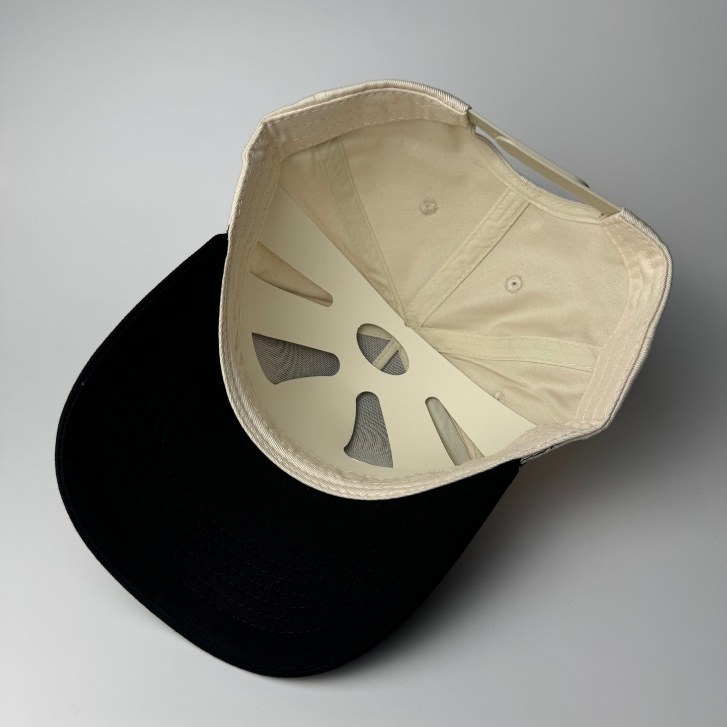 Upside Down Kingdom™ Snapback - OFFWHITE/BLACK